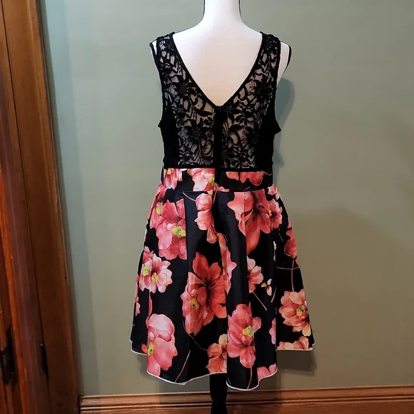 HP! 🌺Lace flower dress🌺 - Picture 8 of 8